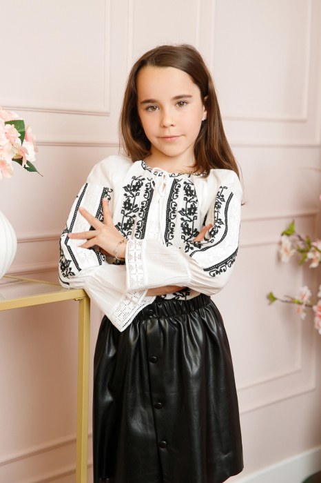 Ie traditionala alba pentru fetite cu motiv floral negru Clara 02