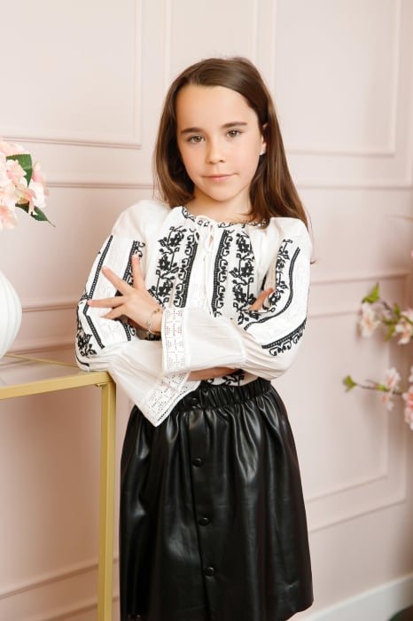 Ie traditionala alba pentru fetite cu motiv floral negru Clara 02