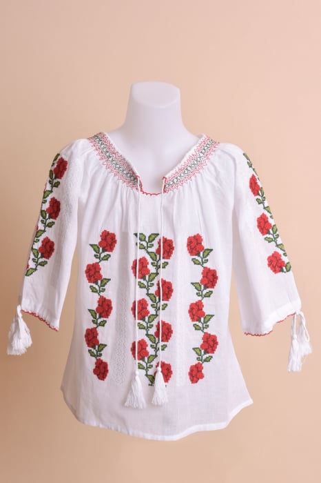 Ie traditionala alba pentru fetite cu motiv floral rosu Amina