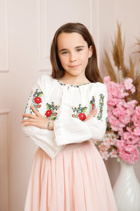 Ie traditionala alba pentru fetite cu motiv floral rosu Anabela