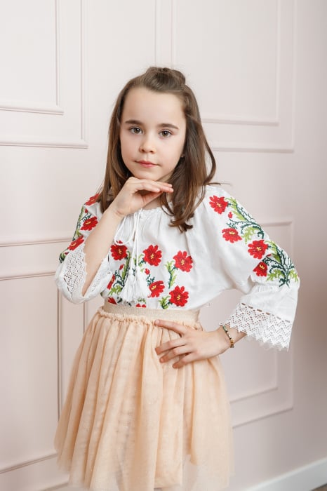 Ie traditionala alba pentru fetite cu motiv floral rosu Daria 02