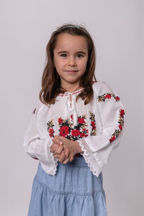 Ie traditionala alba pentru fetite cu motiv floral rosu Iulia