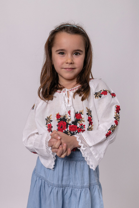 Ie traditionala alba pentru fetite cu motiv floral rosu Iulia