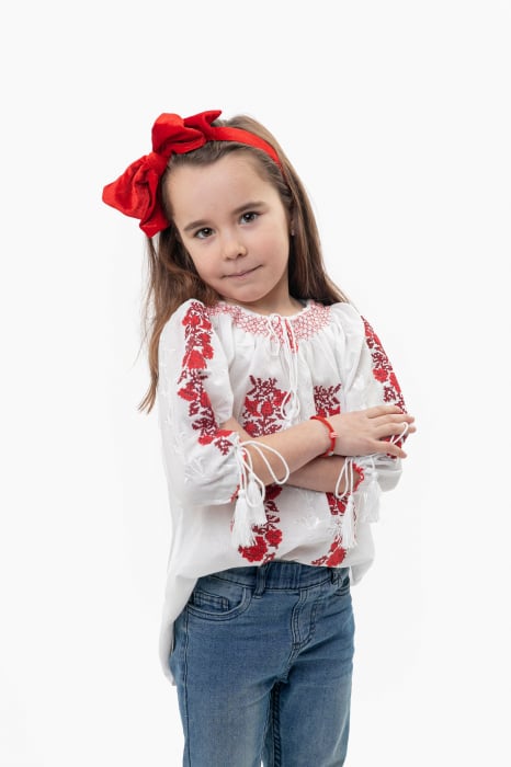 Ie traditionala alba pentru fetite cu motiv floral rosu Selena