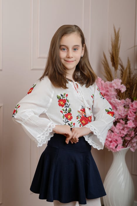 Ie traditionala alba pentru fetite cu motiv floral rosu Sofia 01