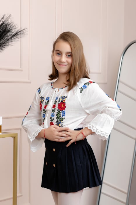 Ie traditionala alba pentru fetite cu motiv floral tricolor Adelina