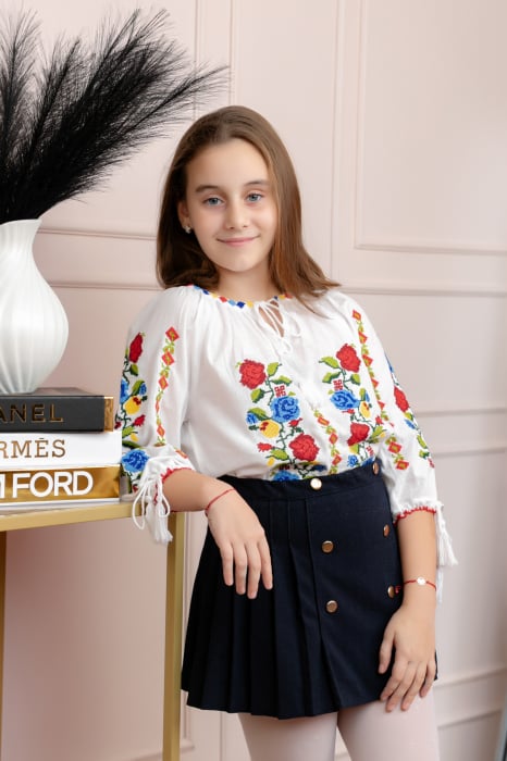 Ie traditionala alba pentru fetite cu motiv floral tricolor Darina
