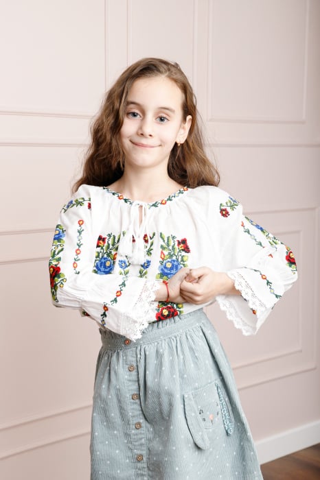 Ie traditionala alba pentru fetite cu motiv floral tricolor Ines
