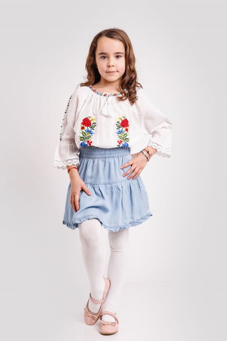 Ie traditionala alba pentru fetite cu motiv floral tricolor Oana
