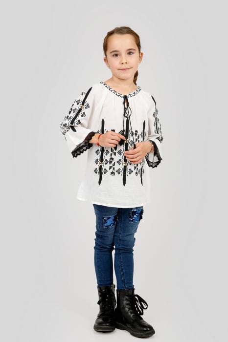 Ie traditionala alba pentru fetite cu motiv geometric negru Viviana