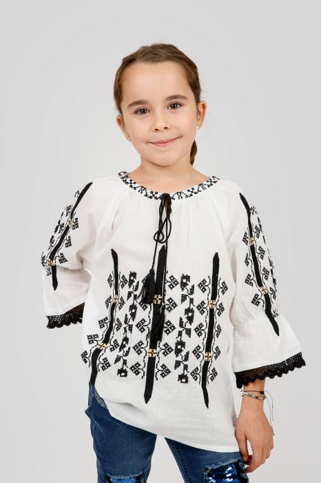 Ie traditionala alba pentru fetite cu motiv geometric negru Viviana