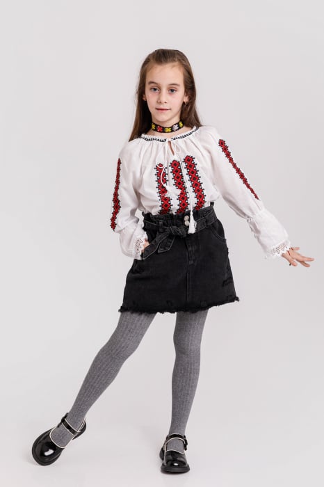 Ie traditionala alba pentru fetite cu motiv geometric rosu Andreea 01