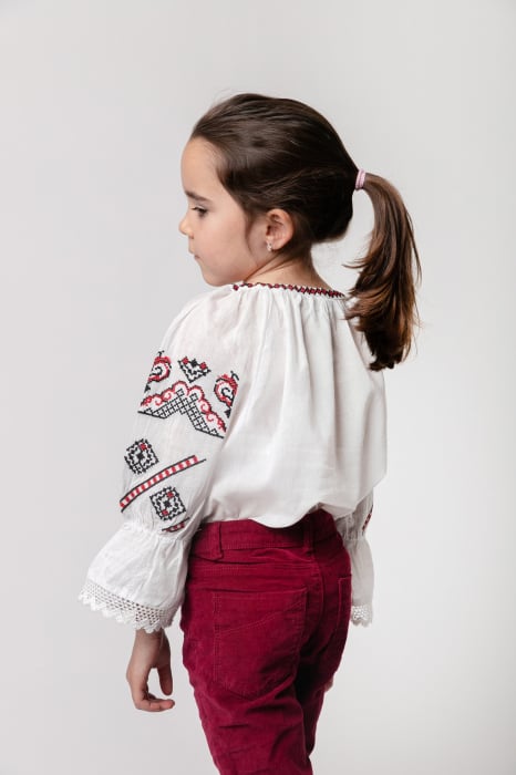 Ie traditionala alba pentru fetite cu motiv geometric rosu Anisia