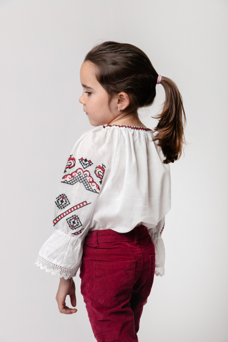 Ie traditionala alba pentru fetite cu motiv geometric rosu Anisia