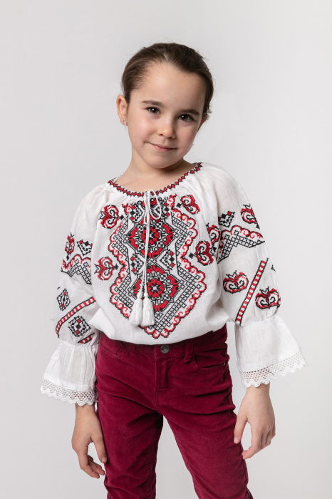 Ie traditionala alba pentru fetite cu motiv geometric rosu Anisia
