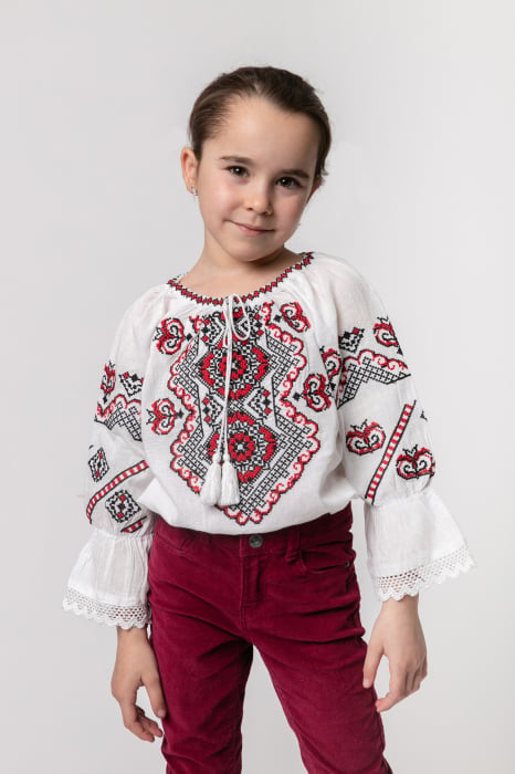 Ie traditionala alba pentru fetite cu motiv geometric rosu Anisia