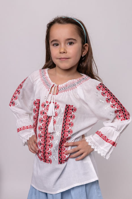 Ie traditionala alba pentru fetite cu motiv geometric rosu Dalia 01