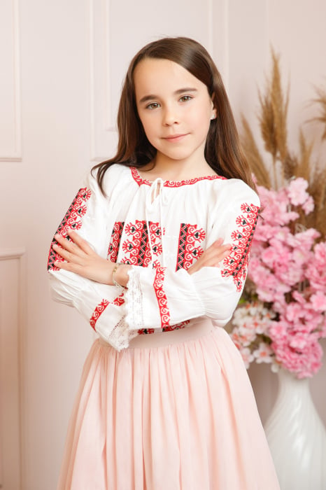 Ie traditionala alba pentru fetite cu motiv geometric rosu Dalia 02