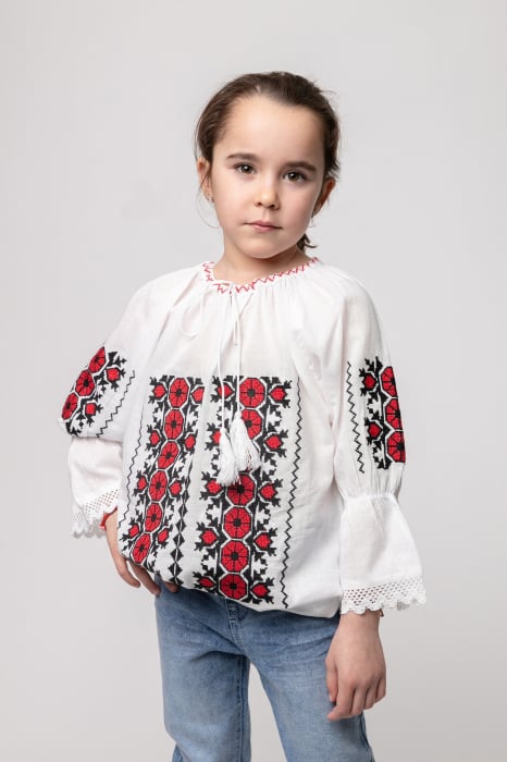 Ie traditionala alba pentru fetite cu motiv geometric rosu Emilia
