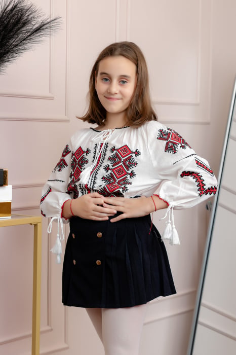 Ie traditionala alba pentru fetite cu motiv geometric rosu Erica