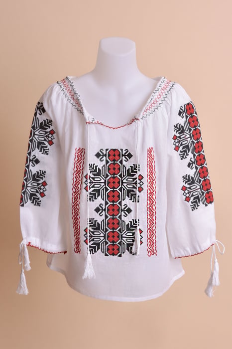 Ie traditionala alba pentru fetite cu motiv geometric rosu Natalia