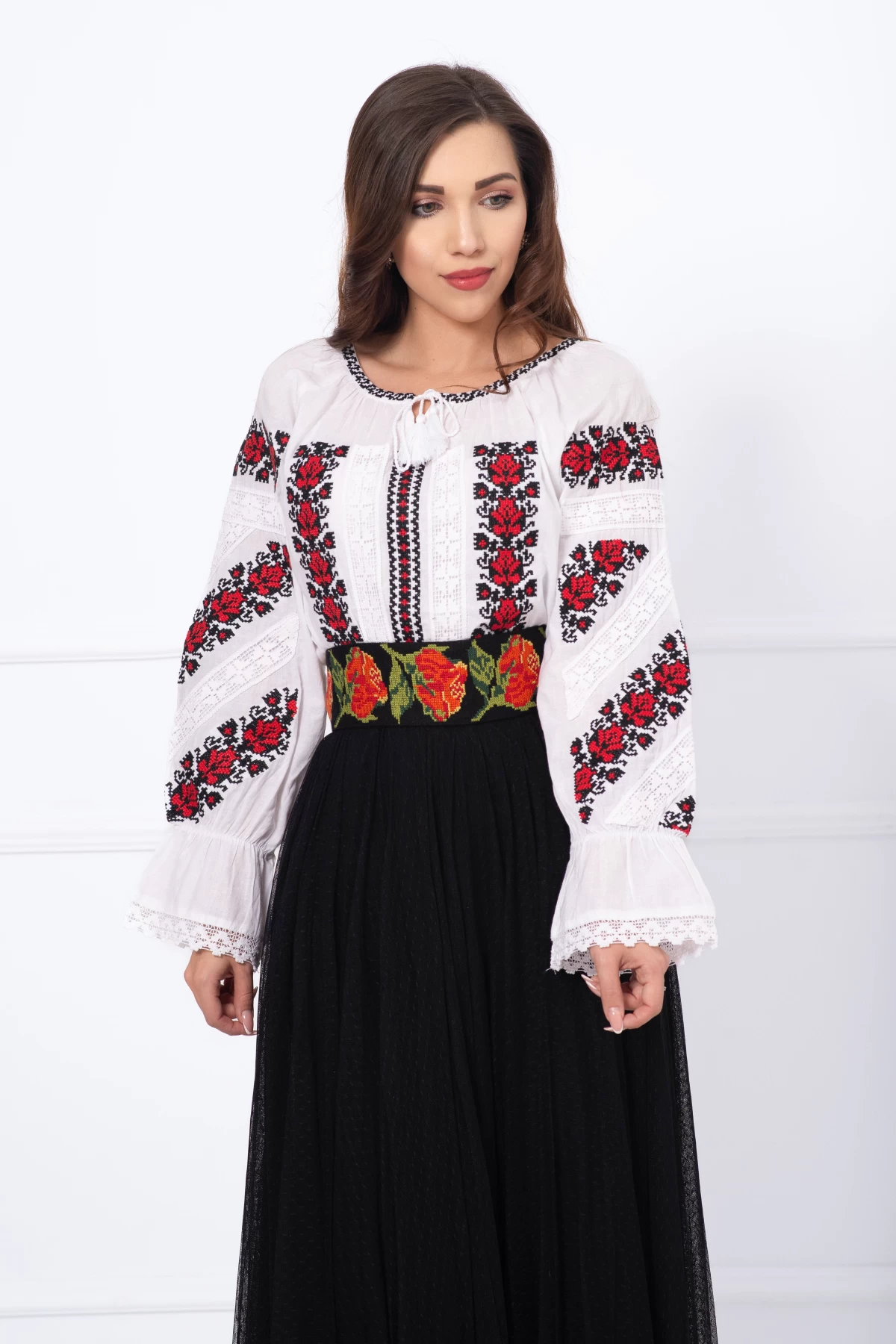 Ie traditionala brodata cu model foloral inspirat din portul national