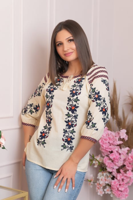 Ie traditionala crem cu motiv floral negru Iunia