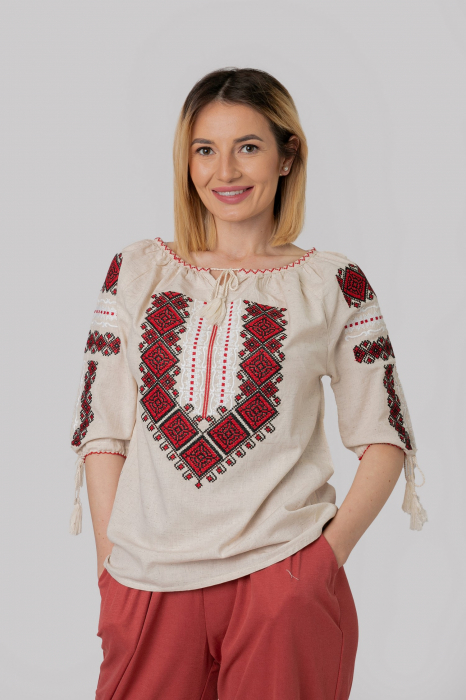 Ie traditionala crem cu motiv geometric rosu Amina