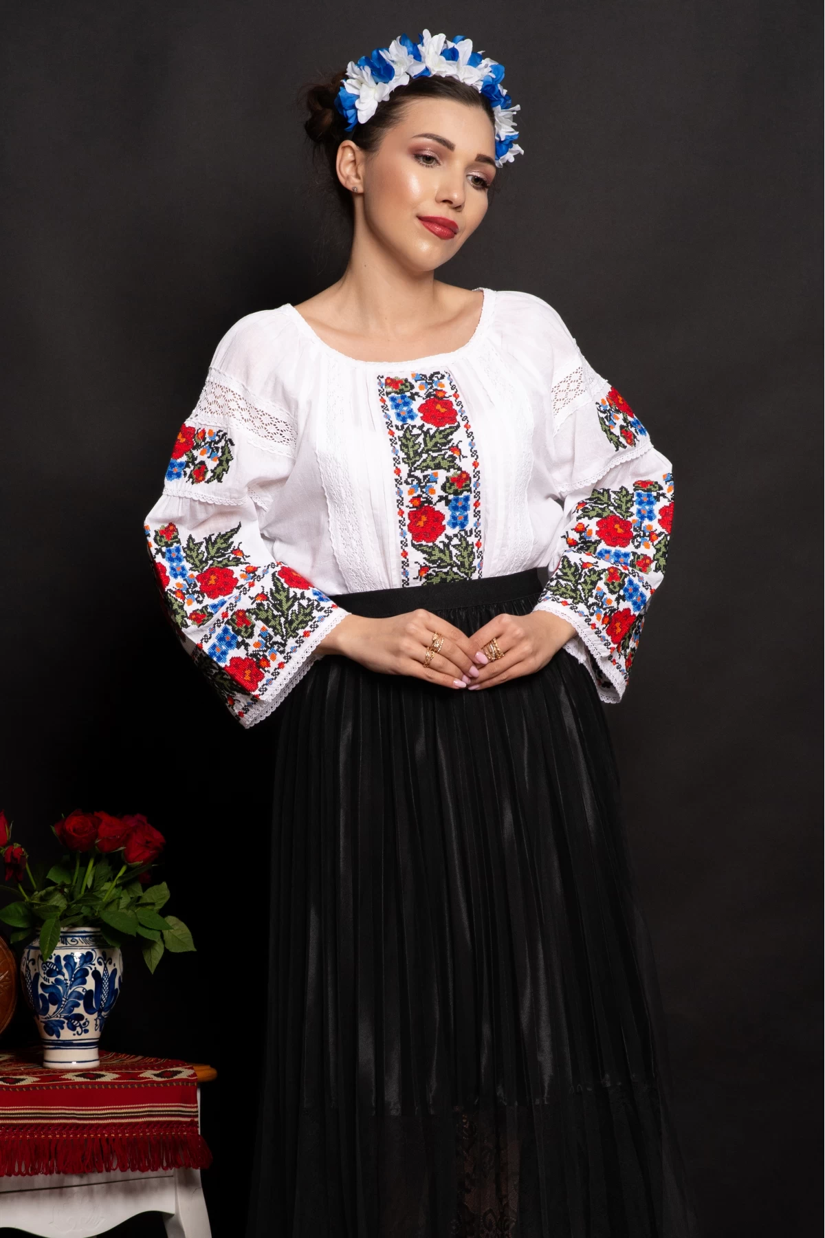 Ie traditionala dama cu broderie florala si benzi din dantela de bumbac
