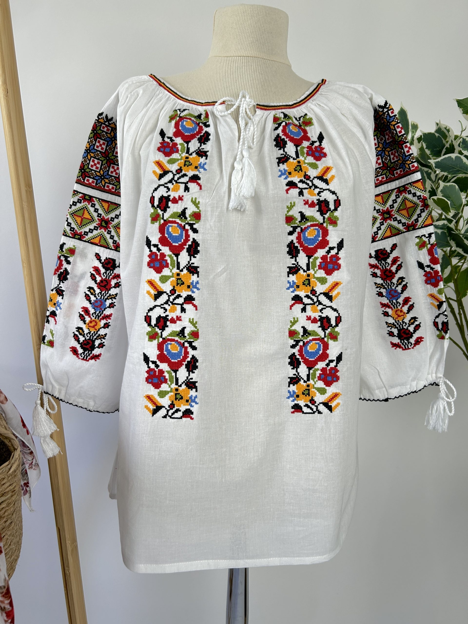 Ie tradițională femei TM1893 *motive florale* - XXL