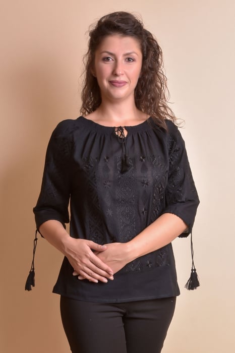 Ie traditionala neagra cu motiv geometric negru Rebeca
