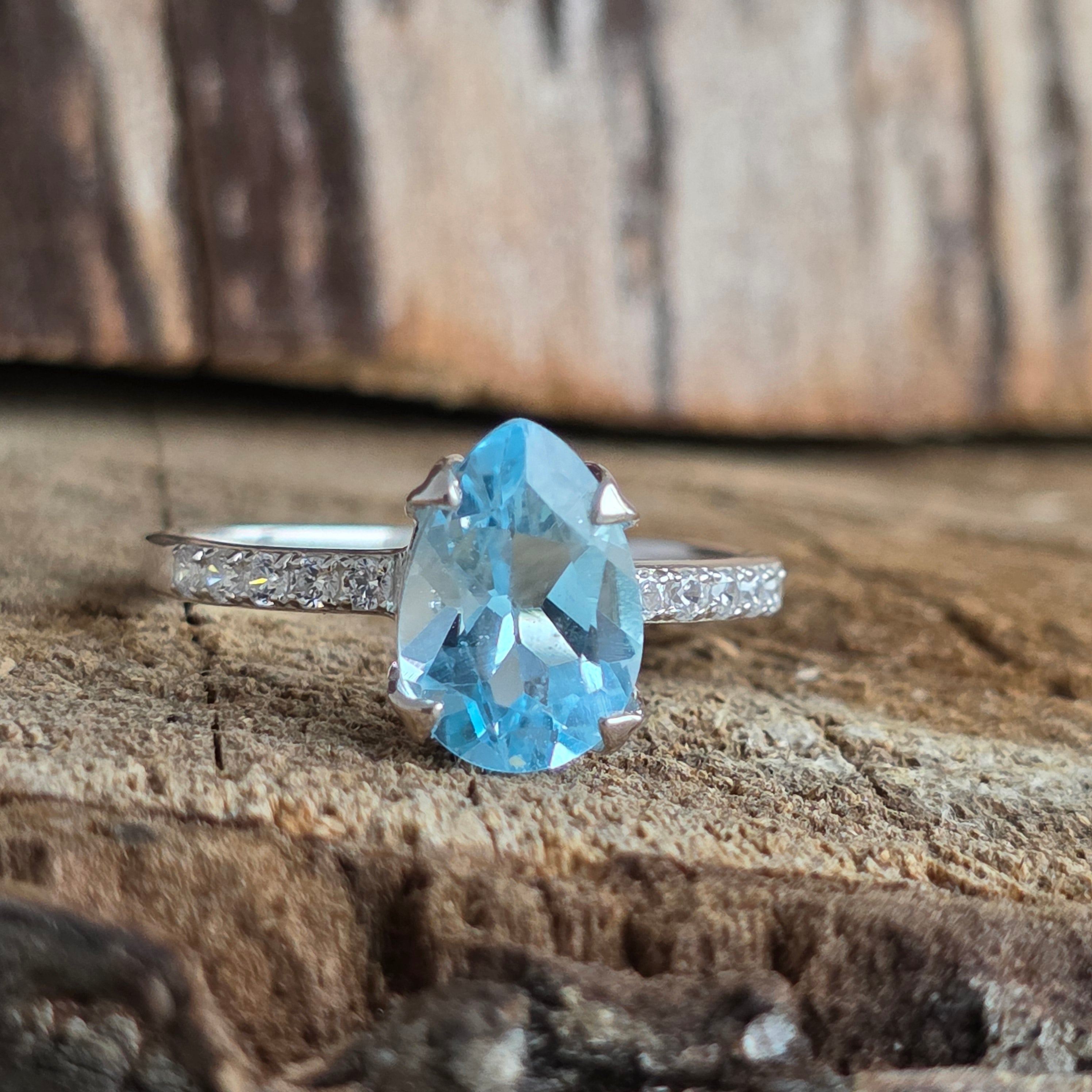Inel topaz albastru din argint Pear 10 mm