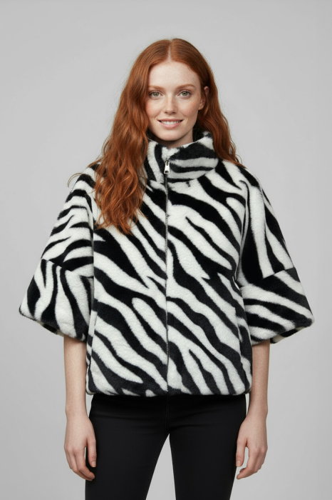 Jacheta din blana scurta animal print alb negru, cu maneca 3 4, captuseala si fermoar