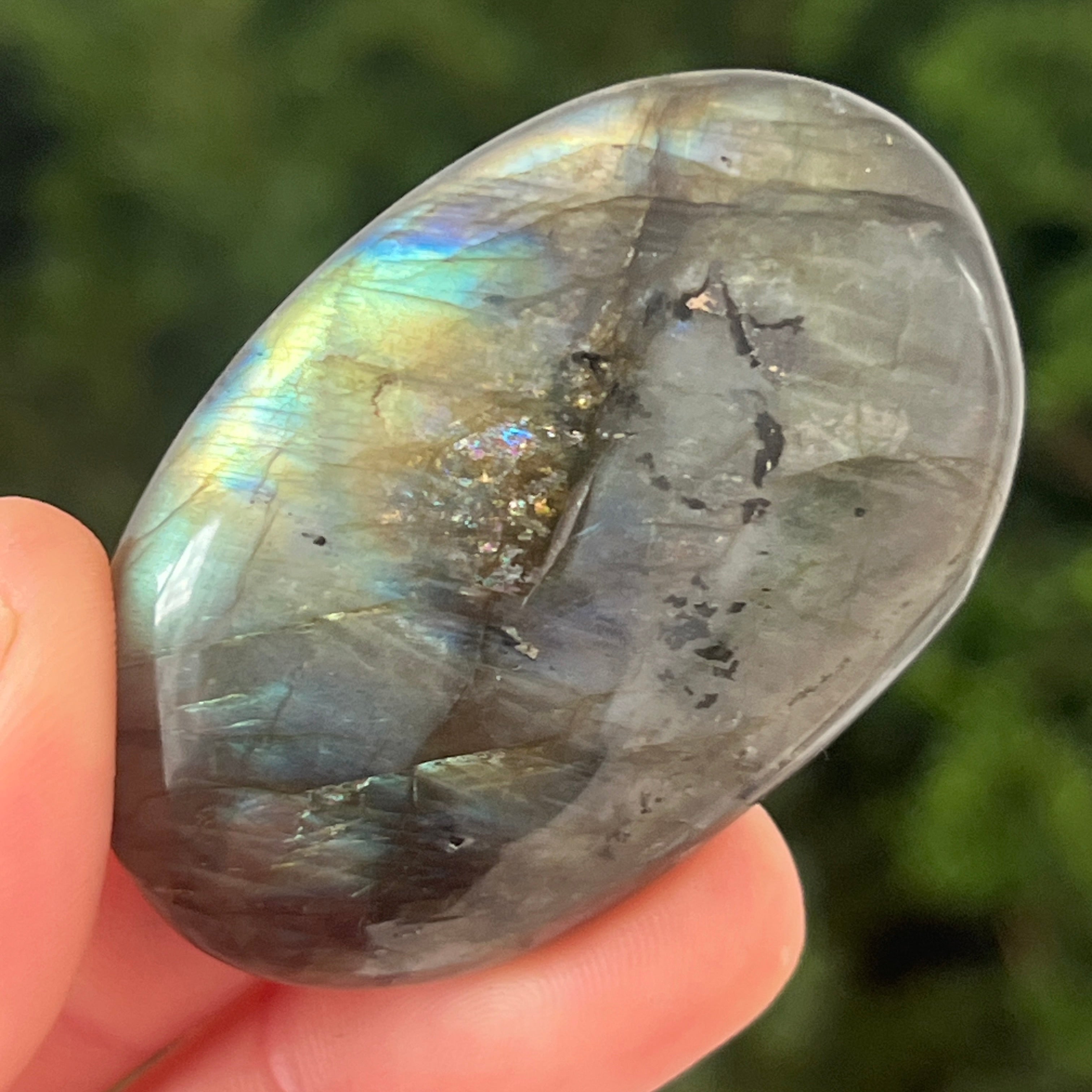 Labradorit palm stone din Madagascar model 11