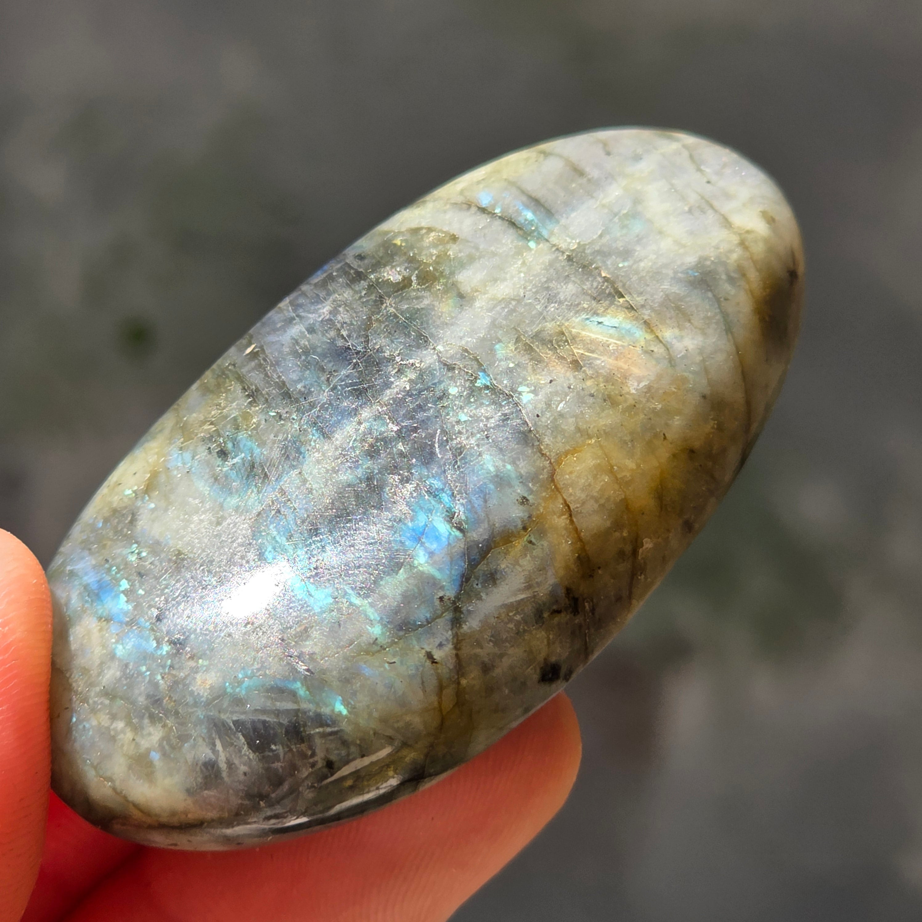 Labradorit palm stone din Madagascar | Model 16