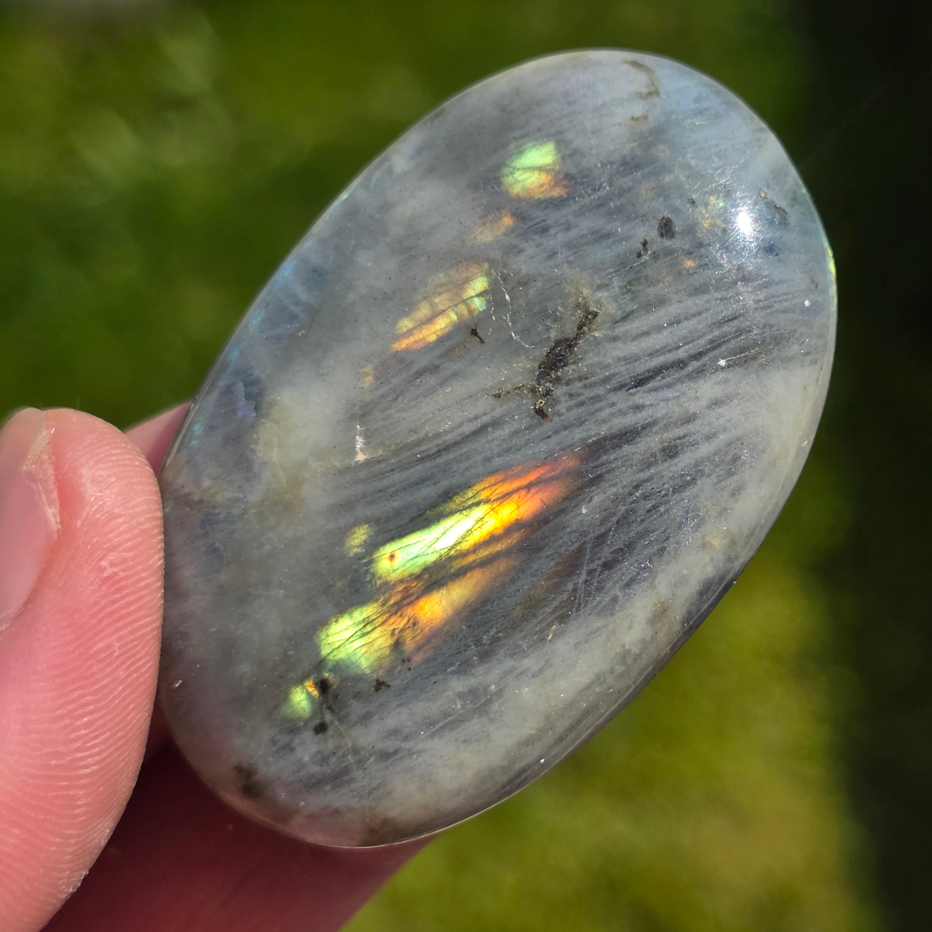 Labradorit palm stone din Madagascar model 2