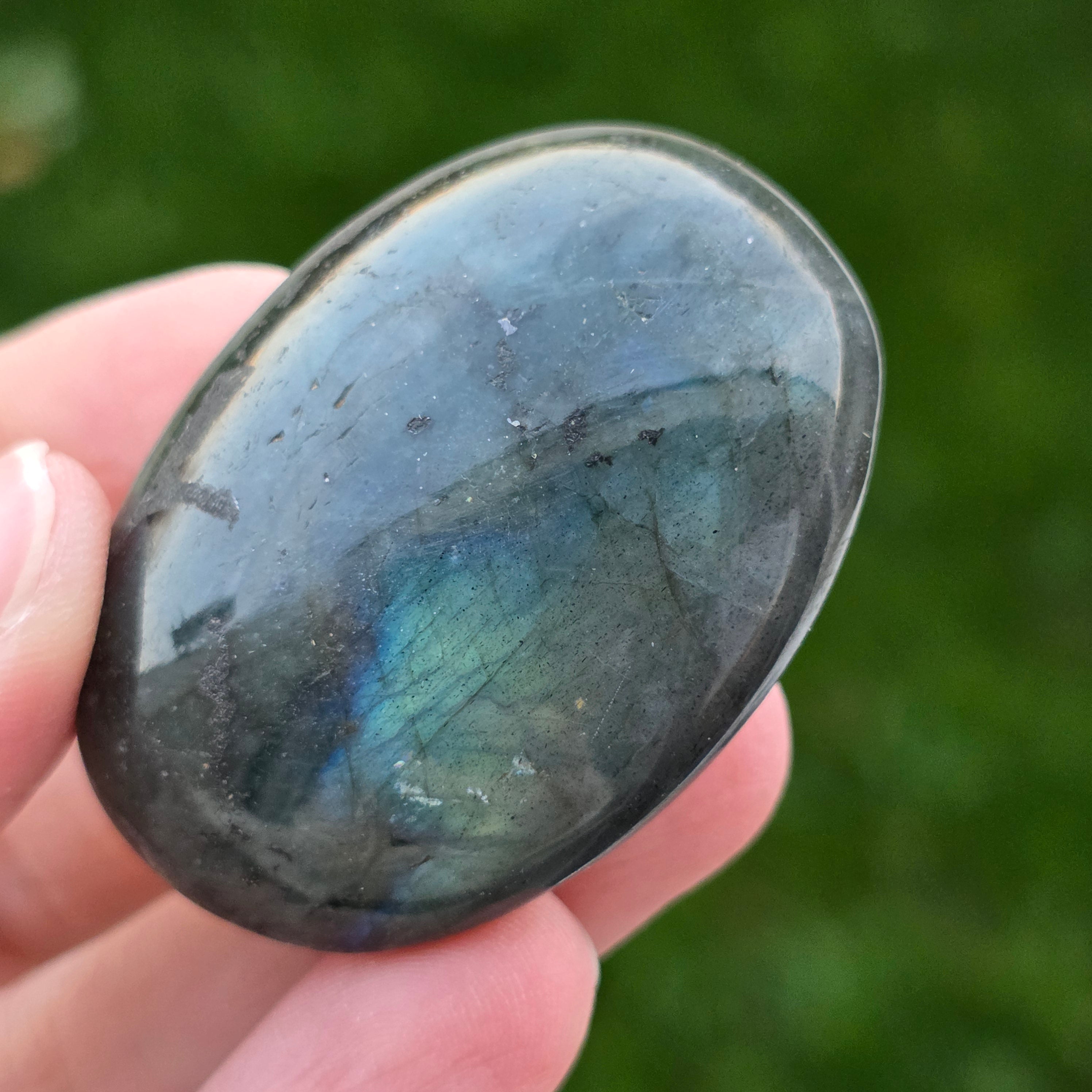 Labradorit palm stone din Madagascar model 6