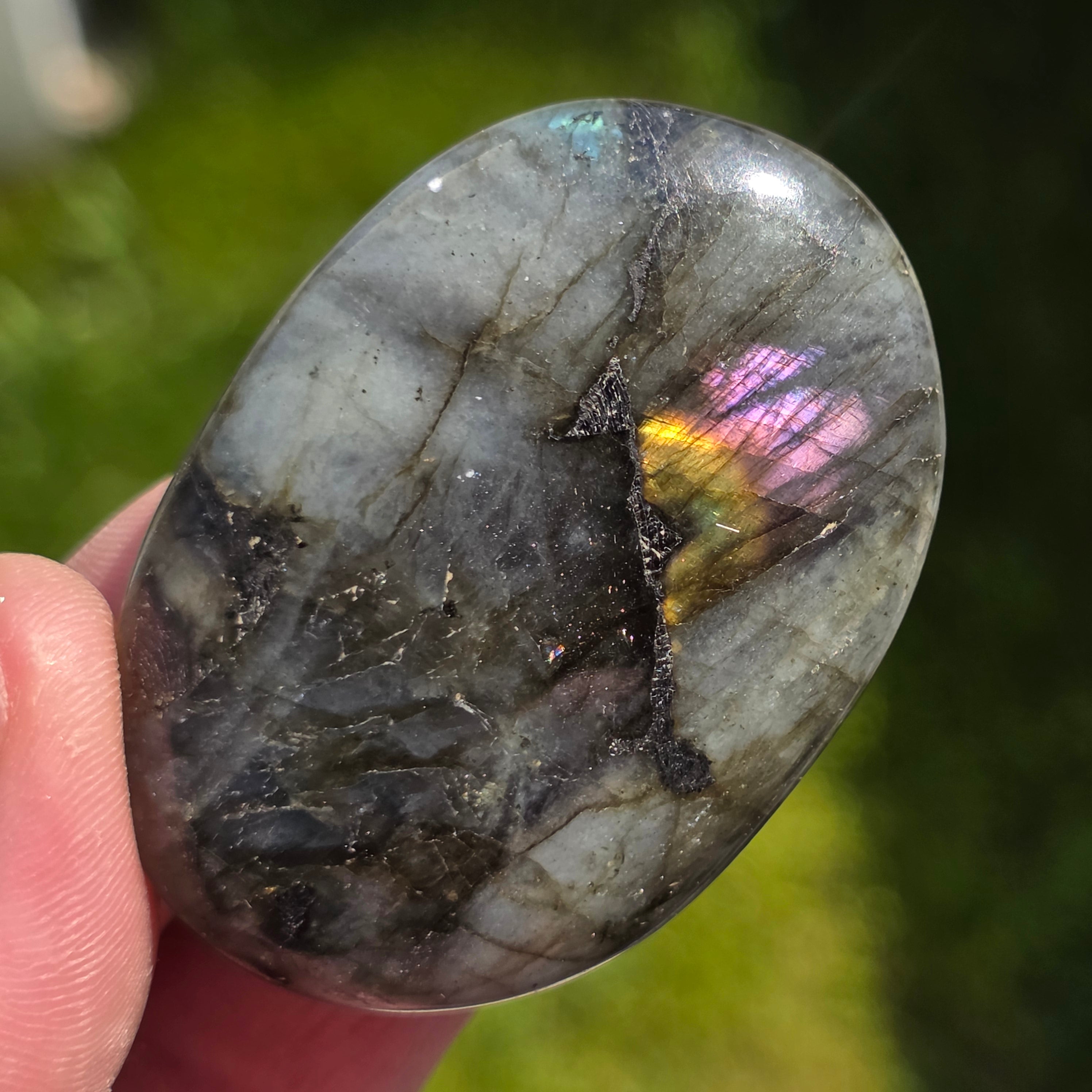 Labradorit palm stone din Madagascar model 8