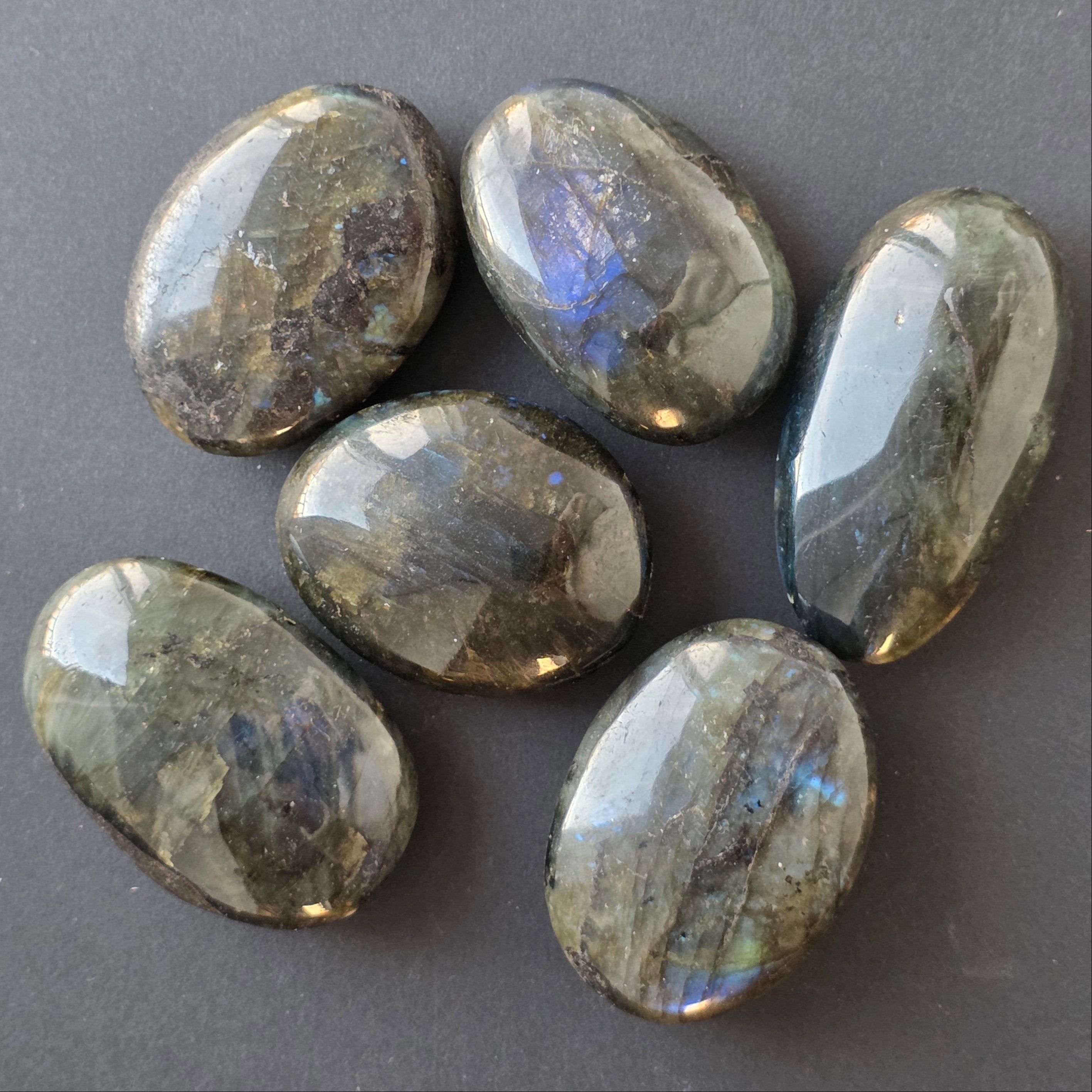 Labradorit palm stone oval 4-5 CM