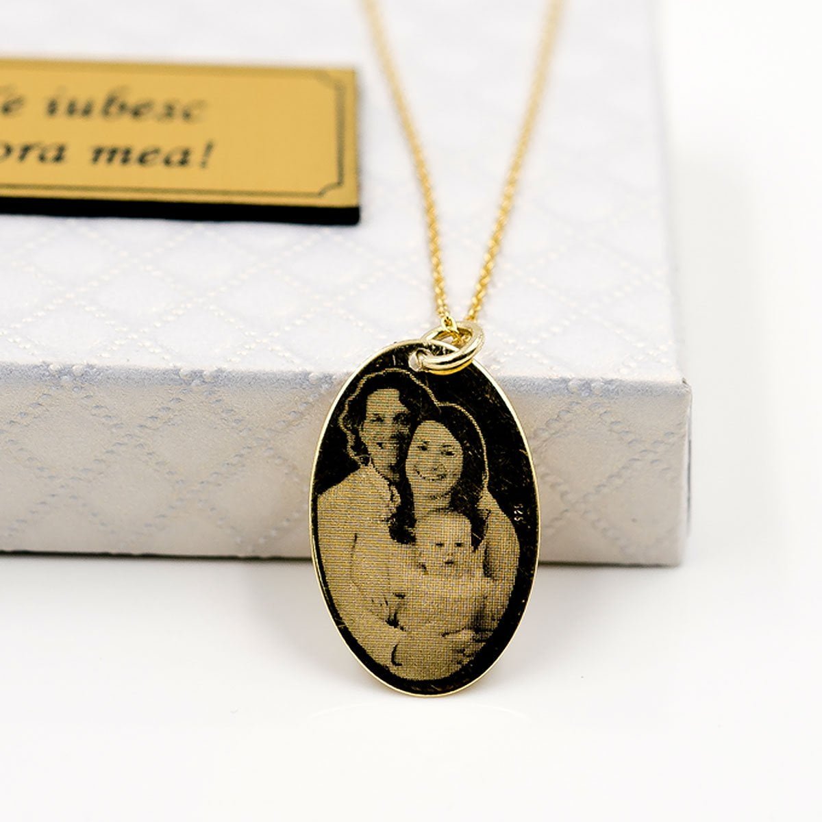 Lantisor cu pandantiv oval, argint placat cu aur, personalizat prin gravura cu poza