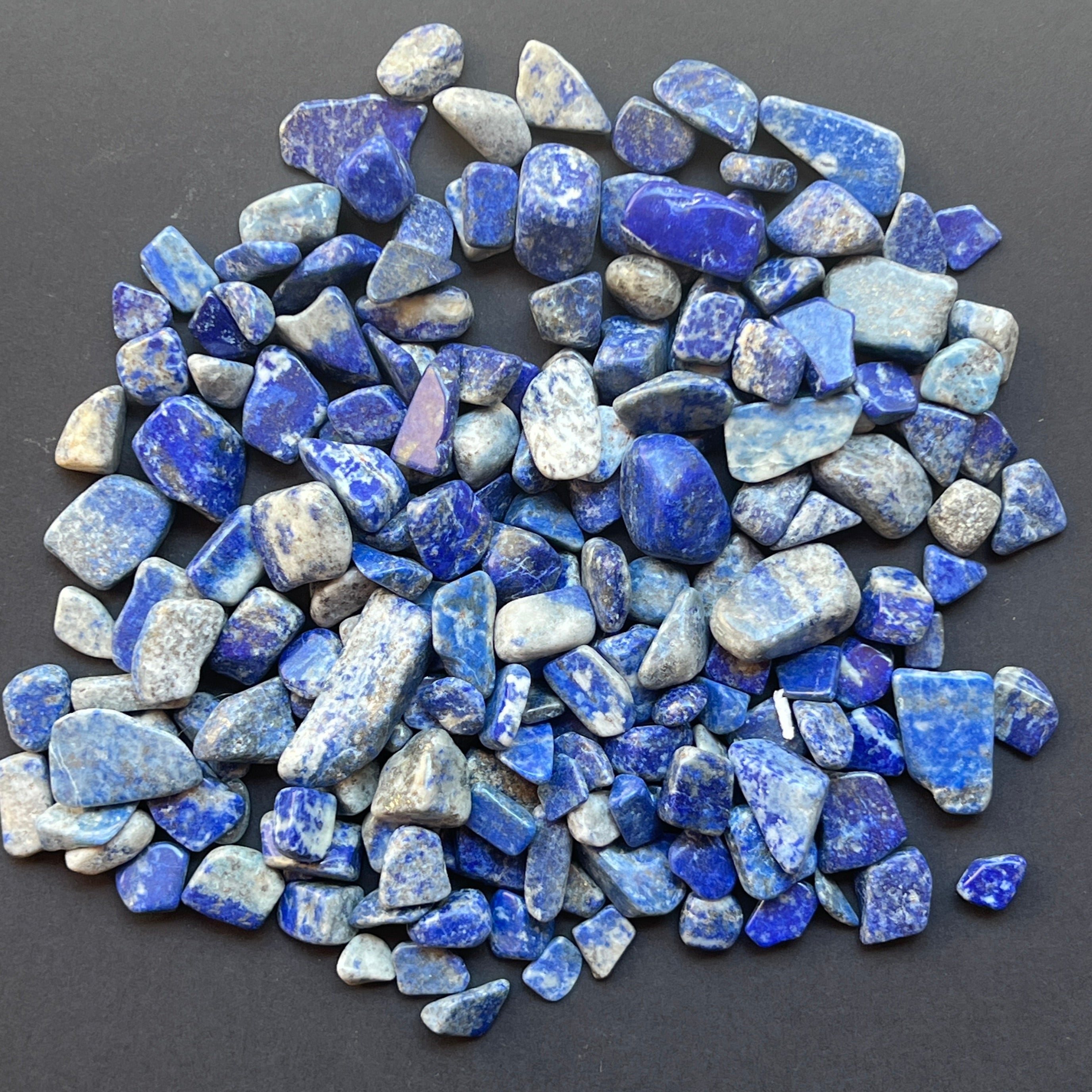 Lapis lazuli chipsuri
