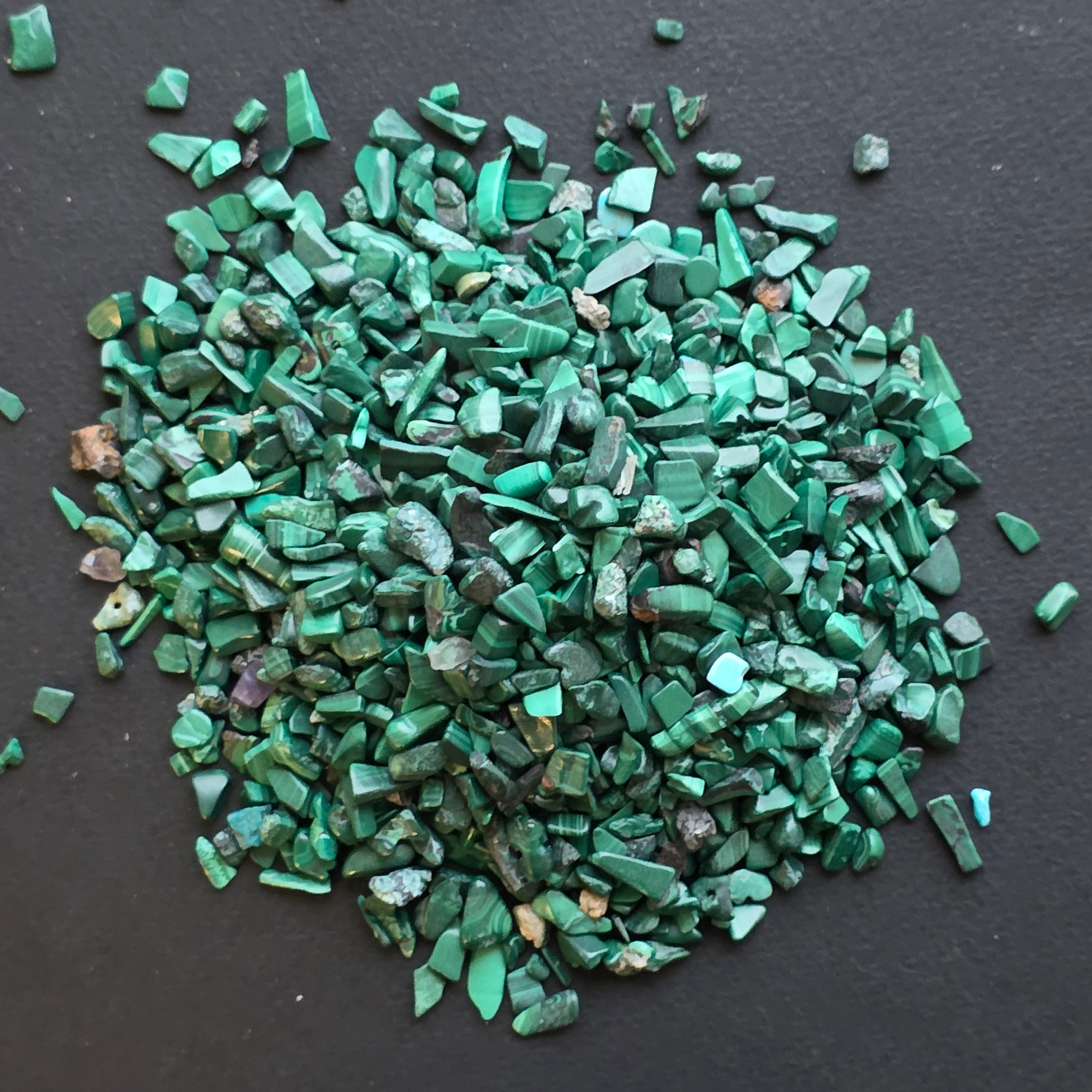 Malachit chipsuri 1 kg