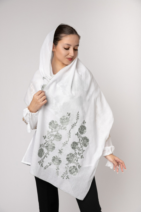 Marama traditionala alba cu broderie florala argintie Smaranda