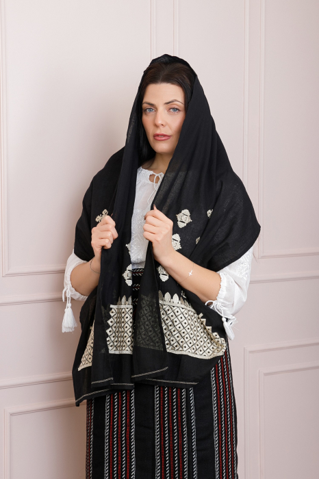 Marama traditionala neagra cu broderie geometrica aurie Melania 01