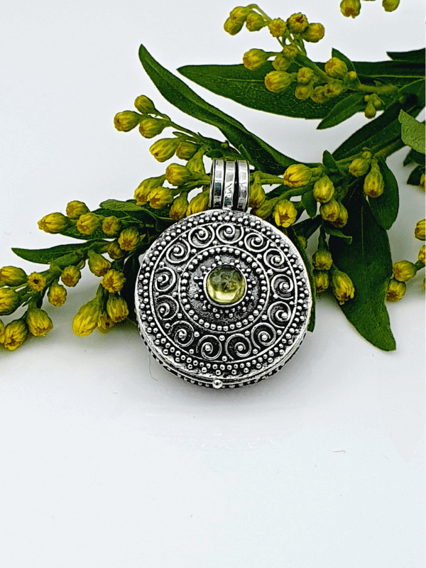 Medalion Prayer Box - Peridot