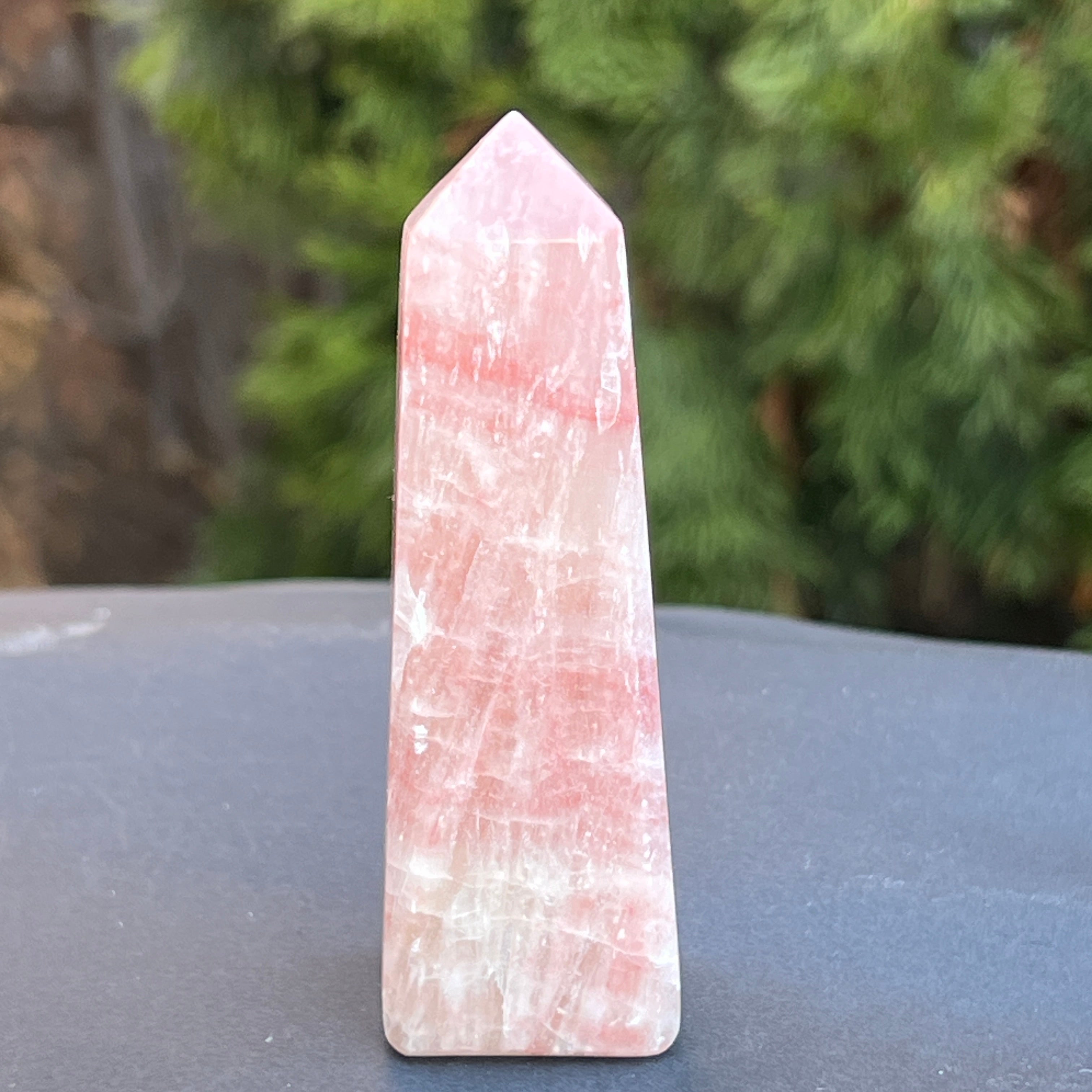 Obelisc calcit roz model 1