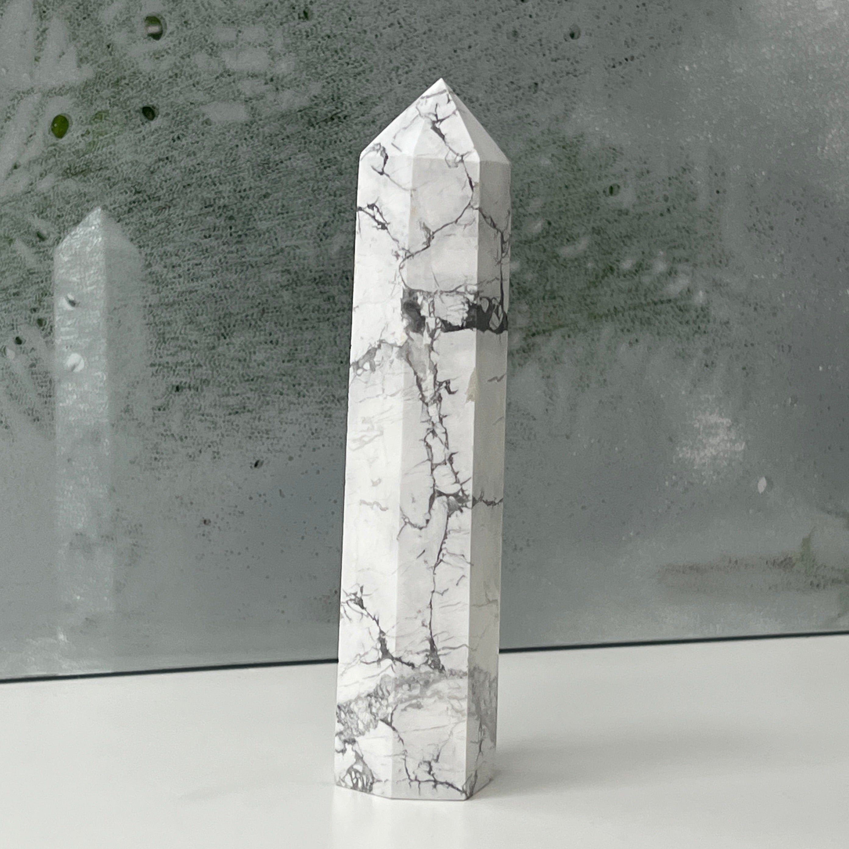 Obelisc howlit alb model L1