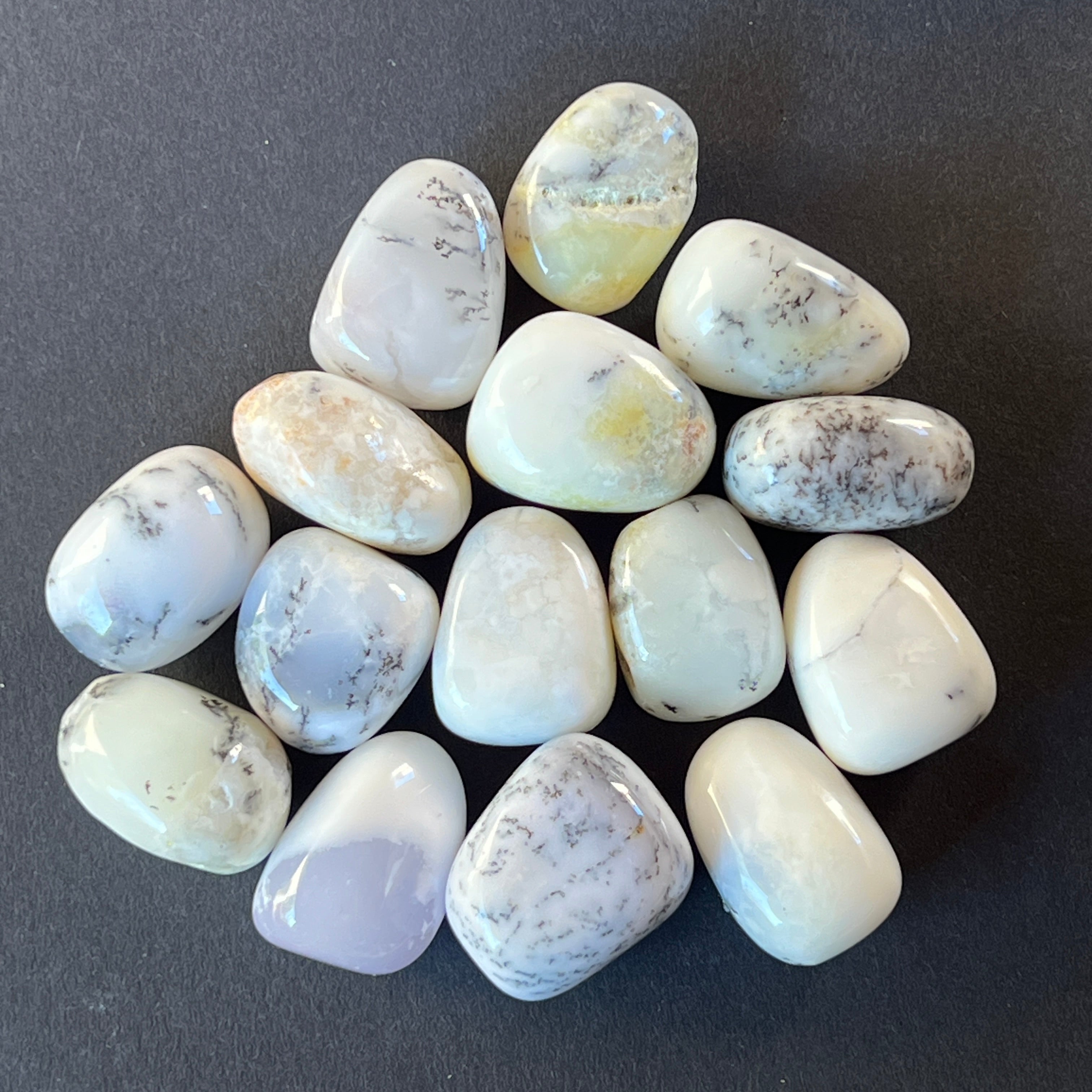 Opal alb dendritic piatra rulata