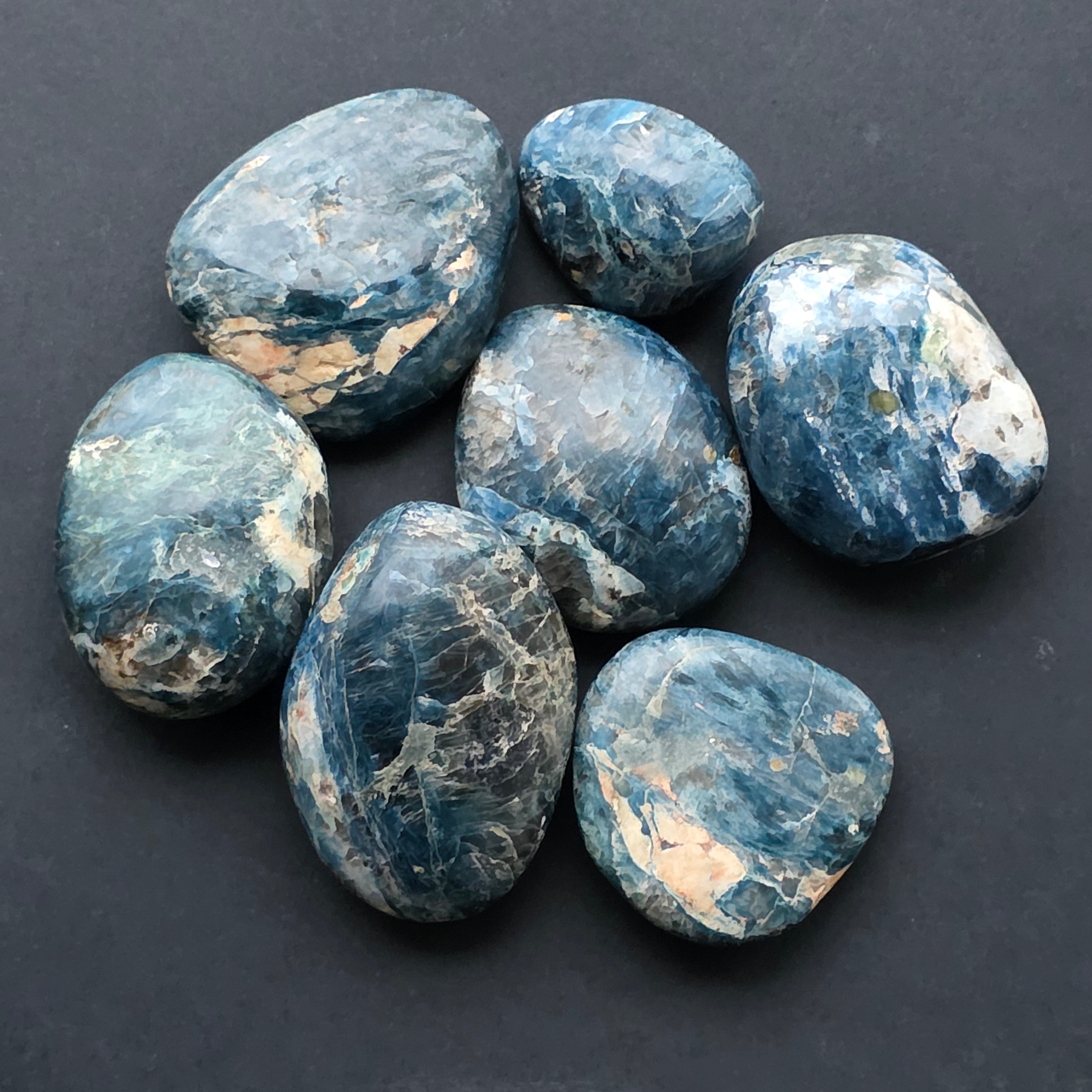 Palmstone apatit dark blue Madagascar