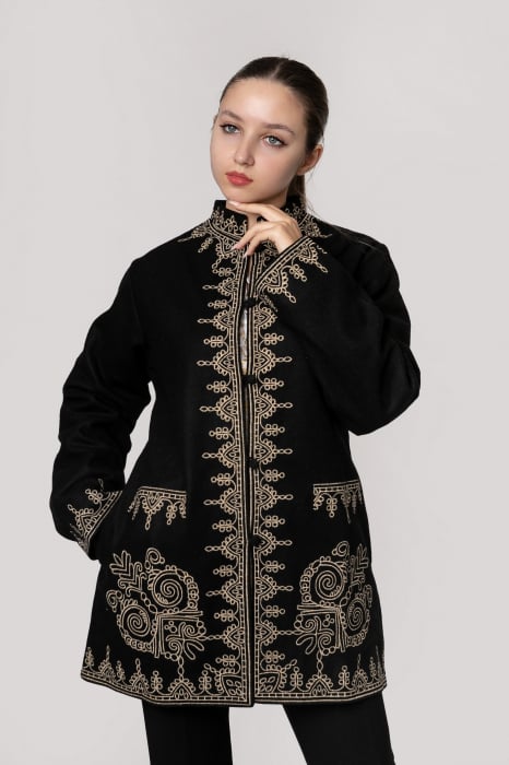 Palton traditional negru cu broderie florala crem Carmen 01